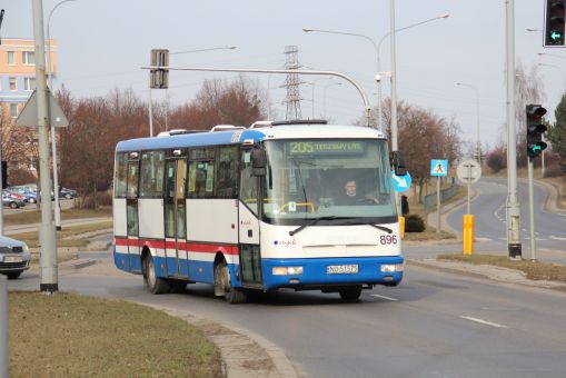 Solbus B9,5 #896 na linii 205 skręca z ulicy Wańkowicza w ulicę Krasickiego (29 lutego 2016)