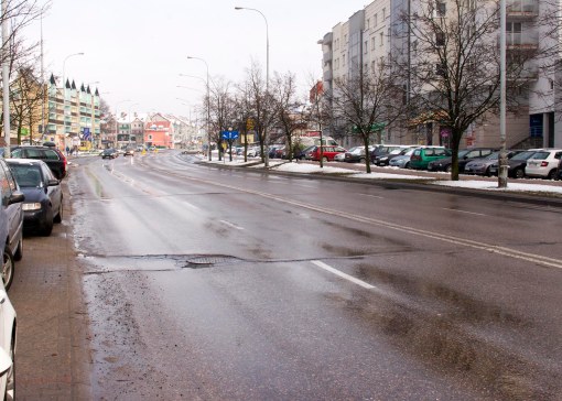 "Moskiewska" jezdnia, czyli 2x2 bez pasu rozdziału, i wszędzie parkujące samochody - tak dziś wygląda ulica Wilczyńskiego