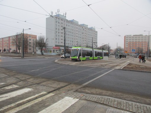 Solaris Tramino Olsztyn S111O #3003 odjeżdża z przystanku końcowego Dworzec Główny w kierunku torów odstawczych (8 lutego 2016)