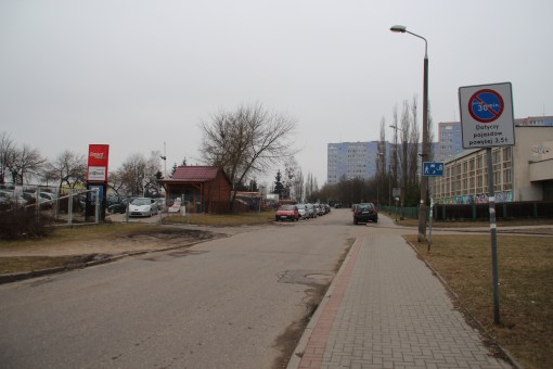 Droga wewnętrzna wzdłuż ulicy Wyszyńskiego, nazywana nieoficjalnie ulicą Parkingową