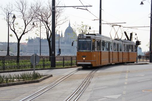 Dwa tory w jednym - splot rozwiązaniem bez rozjazdu na wąskie odcinki (na zdjęciu: Bem rakpart przy Margít híd w Budapeszcie)