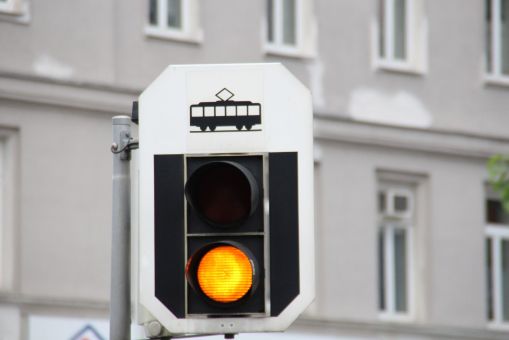 Sygnalizator ostrzegawczy na przejściu przez torowisko (światło żółte pulsujące)