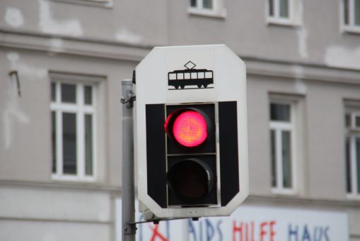 Sygnalizator ostrzegawczy na przejściu przez torowisko (światło czerwone stałe podczas przejazdu tramwaju)