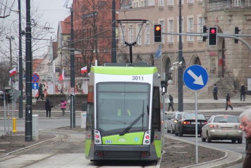 Solaris Tramino Olsztyn S111O #3011 na końcu odcinka dwutorowego w alei Piłsudskiego (4 marca 2016)