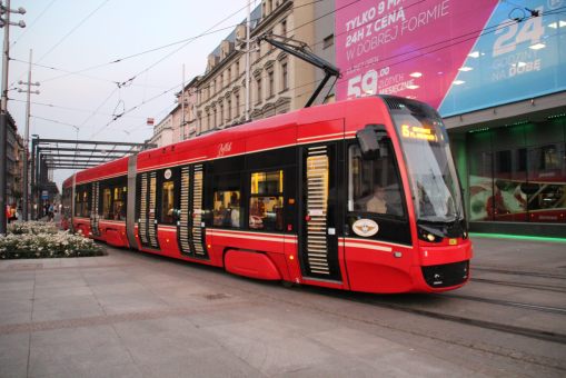 Pesa Twist 2012N #847 ("Zeflik") na linii 15 przejeżdża przez Rynek w Katowicach (24 czerwca 2016)