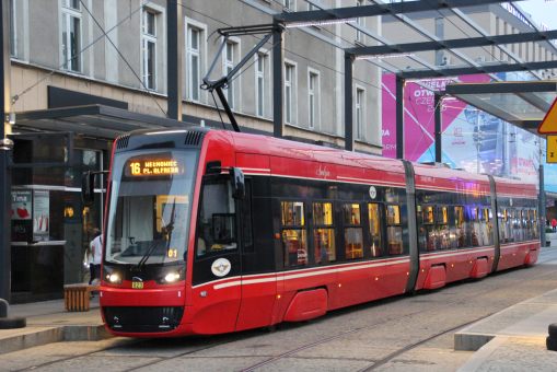 Pesa Twist 2012N #823 ("Jadzia") na linii 16 na przystanku Katowice Rynek w Katowicach (24 czerwca 2016)