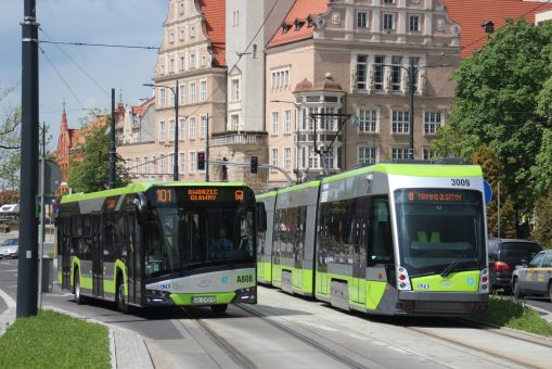 Solaris Urbino IV 12 #A808 na linii 101 i Solaris Tramino Olsztyn S111O #3009 w kursie specjalnym w alei Piłsudskiego (21 maja 2016)
