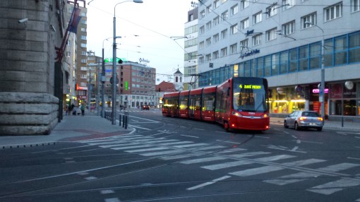 Škoda 30T ForCity #7501 na linii 4 skręca z ulicy Štúrovej w ulicę Jesenského w Bratysławie (3 kwietnia 2016)