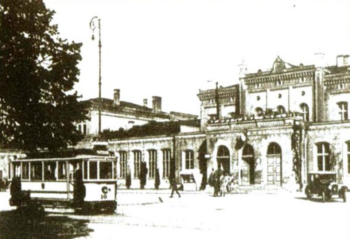 Tramwaj przed budynkiem Dworca Głównego