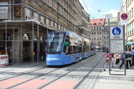 Siemens Avenio T #2807 na linii 19 na Perusastraße w Monachium (19 sierpnia 2016)