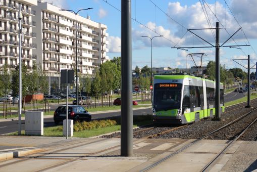 Solaris Tramino Olsztyn S111O #3004 na linii 1 zbliża się do przystanku Dywizjonu 303 przy alei Sikorskiego (23 sierpnia 2017)
