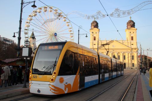 CAF Urbos 3 #523 na linii 2 na przystanku Kossuth tér w Debreczynie (25 listopada 2017)