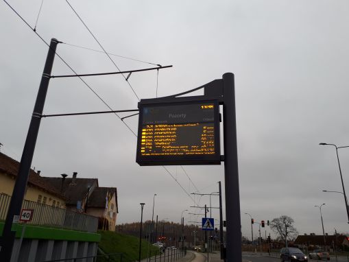 Tablica informacji pasażerskiej na przystanku Pozorty (16 listopada 2017)