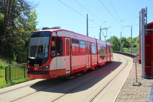 Düwag N8C-NF #1133 na linii 10 wjeżdża na przystanek końcowy Brętowo w Gdańsku (27 maja 2017)