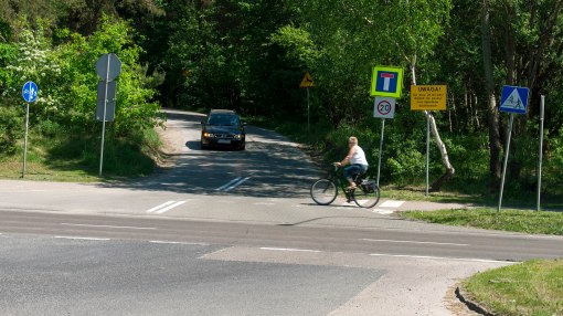 Skrzyżowanie ulicy Krasickiego z bezimienną ulicą prowadzącą przez dawny poligon na Pieczewie do ulicy Pstrowskiego (13 maja 2018)