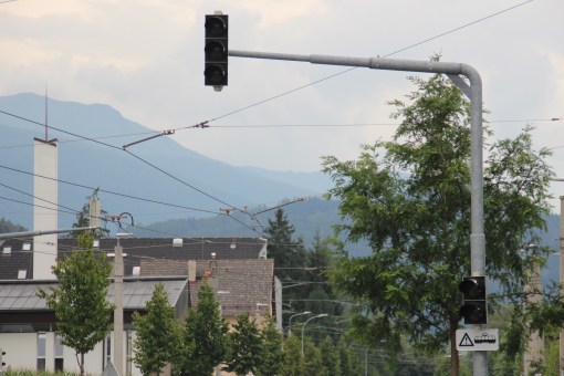 Sygnalizacja na przęcieciu jezdni i torowiska na Philippine-Welser-Straße przy krańcówce Amras w Innsbrucku (17 sierpnia 2016)