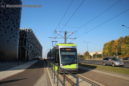 Skrzyżowanie alei Sikorskiego z ulicą Wańkowicza - widok w kierunku północnym (13 października 2018)