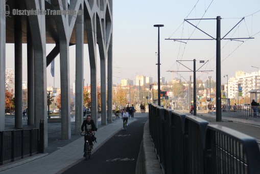 Aleja Sikorskiego między ulicami Wańkowicza i Tuwima - widok w kierunku północnym (13 października 2018)