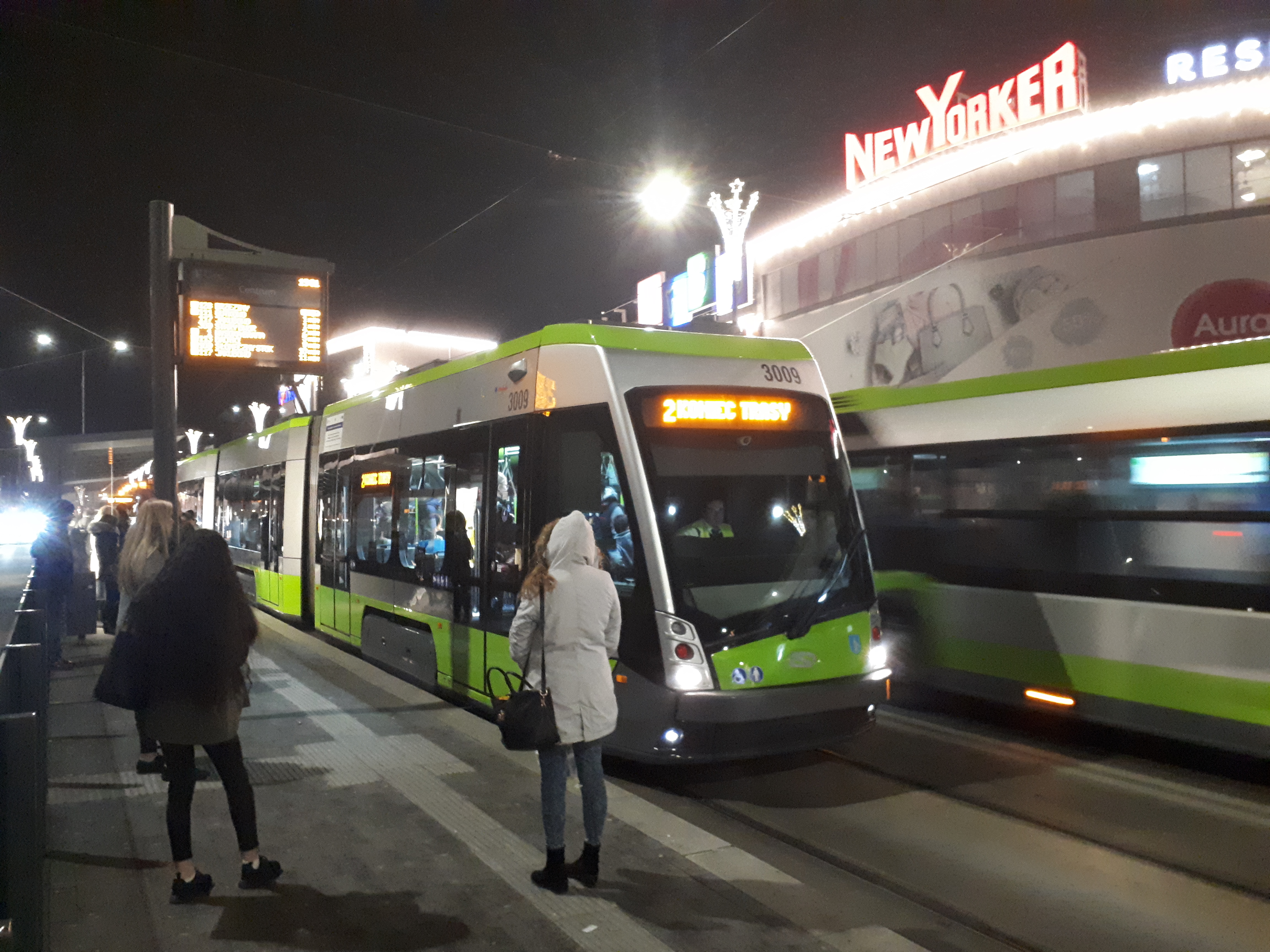 Tramwaj linii 2 kończący tymczasowo bieg na przystanku Centrum (11 grudnia 2018)