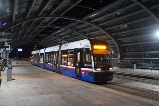 Pesa Swing 122NaB #116 ("Zdzisław Krzyszkowiak") na linii 10 na przystanku tramwajowym Dworzec Wschód w Bydgoszczy (6 stycznia 2018)