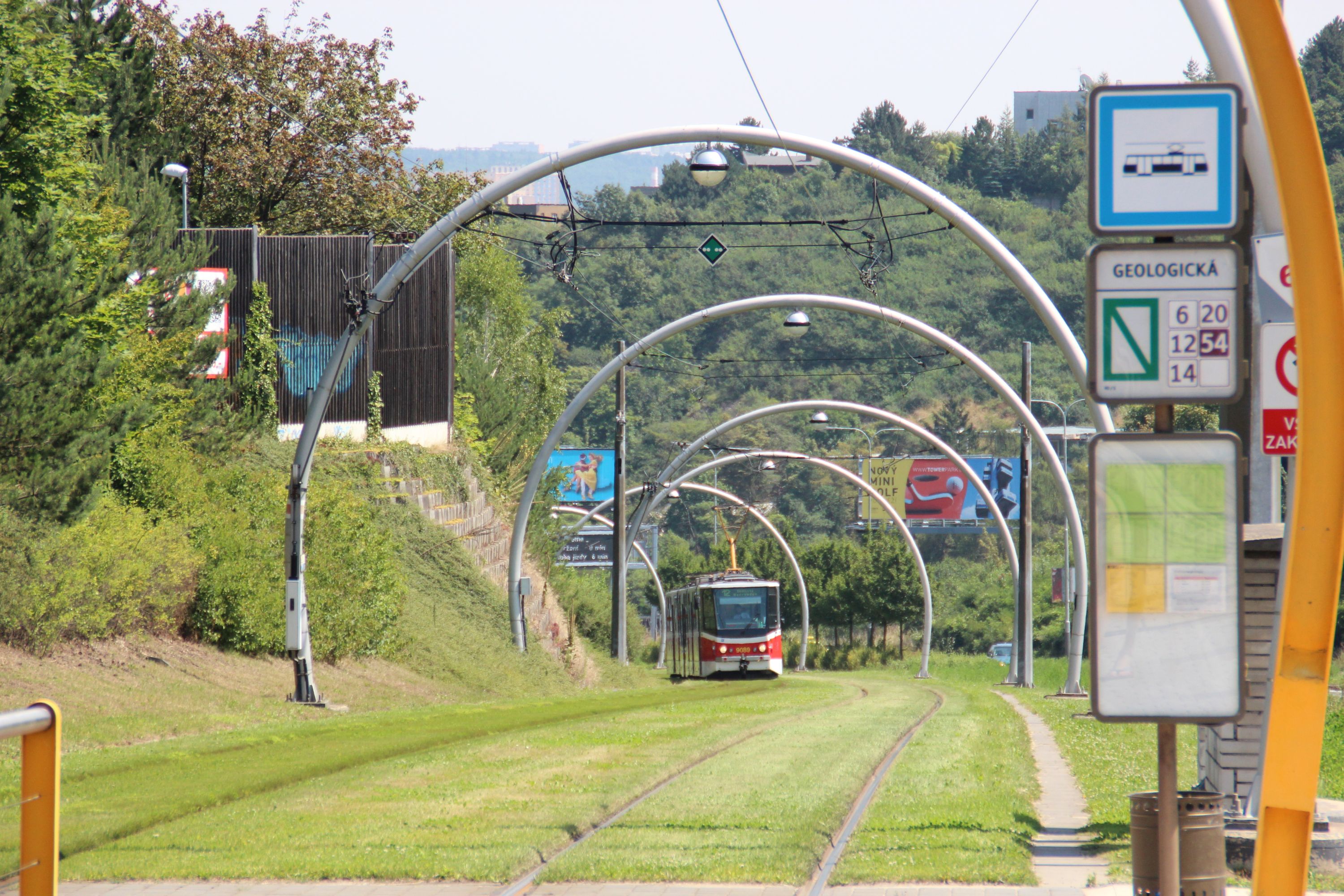Przystanek Geologická w Pradze na trasie do Barrandova - zjazd w kierunku estakady hlubočepskiej (20 lipca 2014)