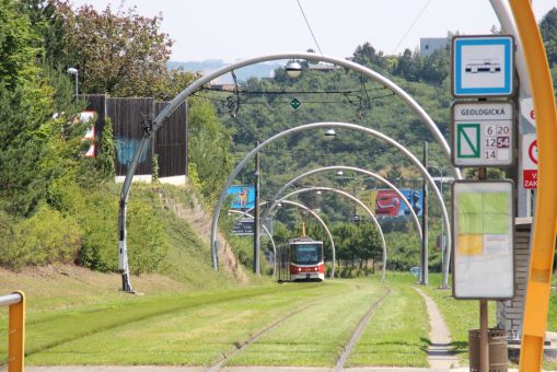 Przystanek Geologická w Pradze na trasie do Barrandova - zjazd w kierunku estakady hlubočepskiej (20 lipca 2014)