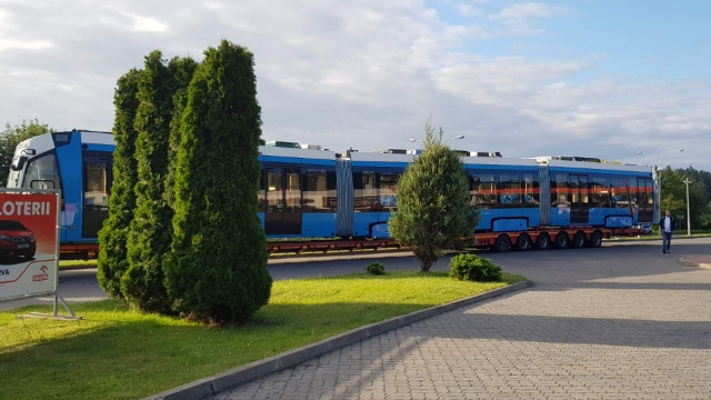 Stadler Metelica dla Cochabamby na parkingu stacji benzynowej Orlen przy alei Warszawskiej w Olsztynie (11 lipca 2019)
