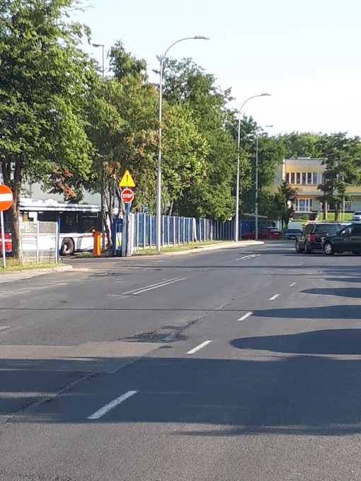 Nowa ulica, którą proponujemy nazwać Tramwajową - biegnące wzdłuż ogrodzenia zajezdni tramwajowej bezimienne dziś przedłużenie ulicy Składowej