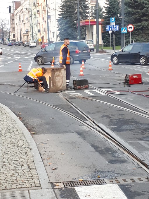 Naprawa szyn na skrzyżowaniu alei Piłudskiego i ulicy Kościuszki (16 listopada 2019)
