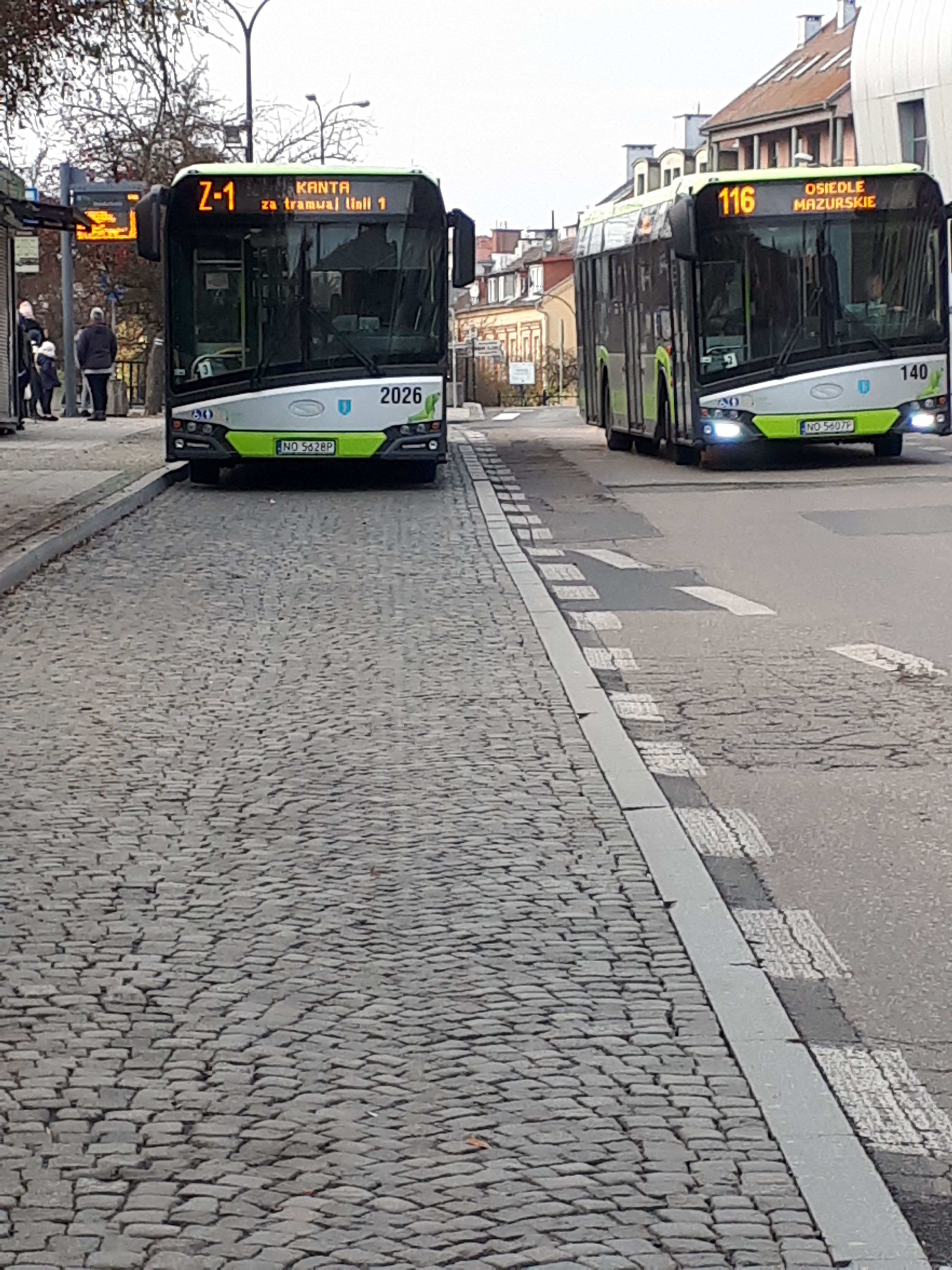 Solaris Urbino IV 18 #2026 na linii zastępczej za tramwaj Z-1 i Solaris Urbino IV 12 #140 na linii 116 na przystanku Wysoka Brama (16 listopada 2019)