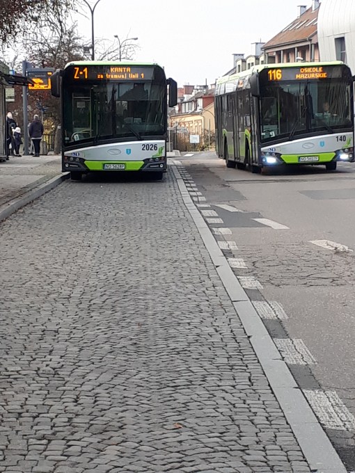 Solaris Urbino IV 18 #2026 na linii zastępczej za tramwaj Z-1 i Solaris Urbino IV 12 #140 na linii 116 na przystanku Wysoka Brama (16 listopada 2019)