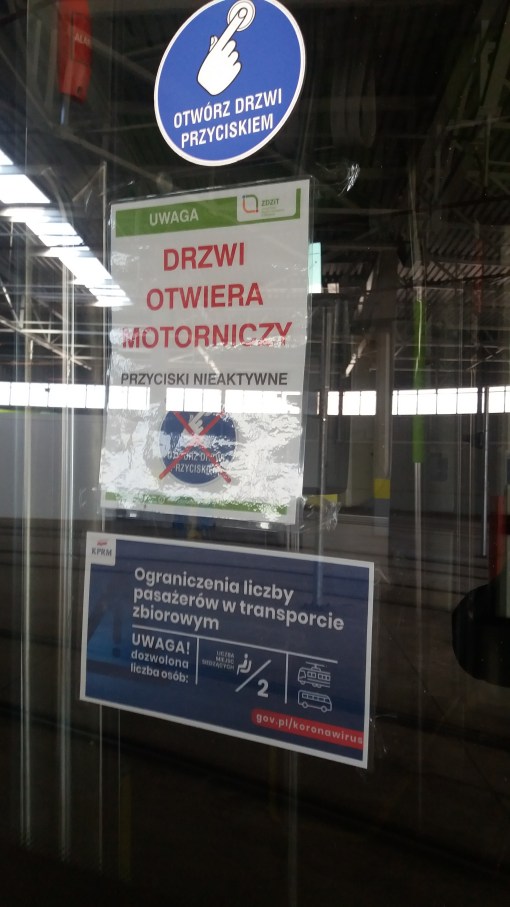 Umieszczone na drzwiach tramwaju informacje związane z koronawirusem