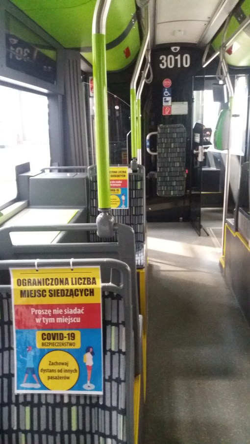 Miejsca siedzące w tramwaju (Solaris Tramino Olsztyn S111O #3010) wyłączone z użytkowania z powodu koronawirusa (7 kwietnia 2020)