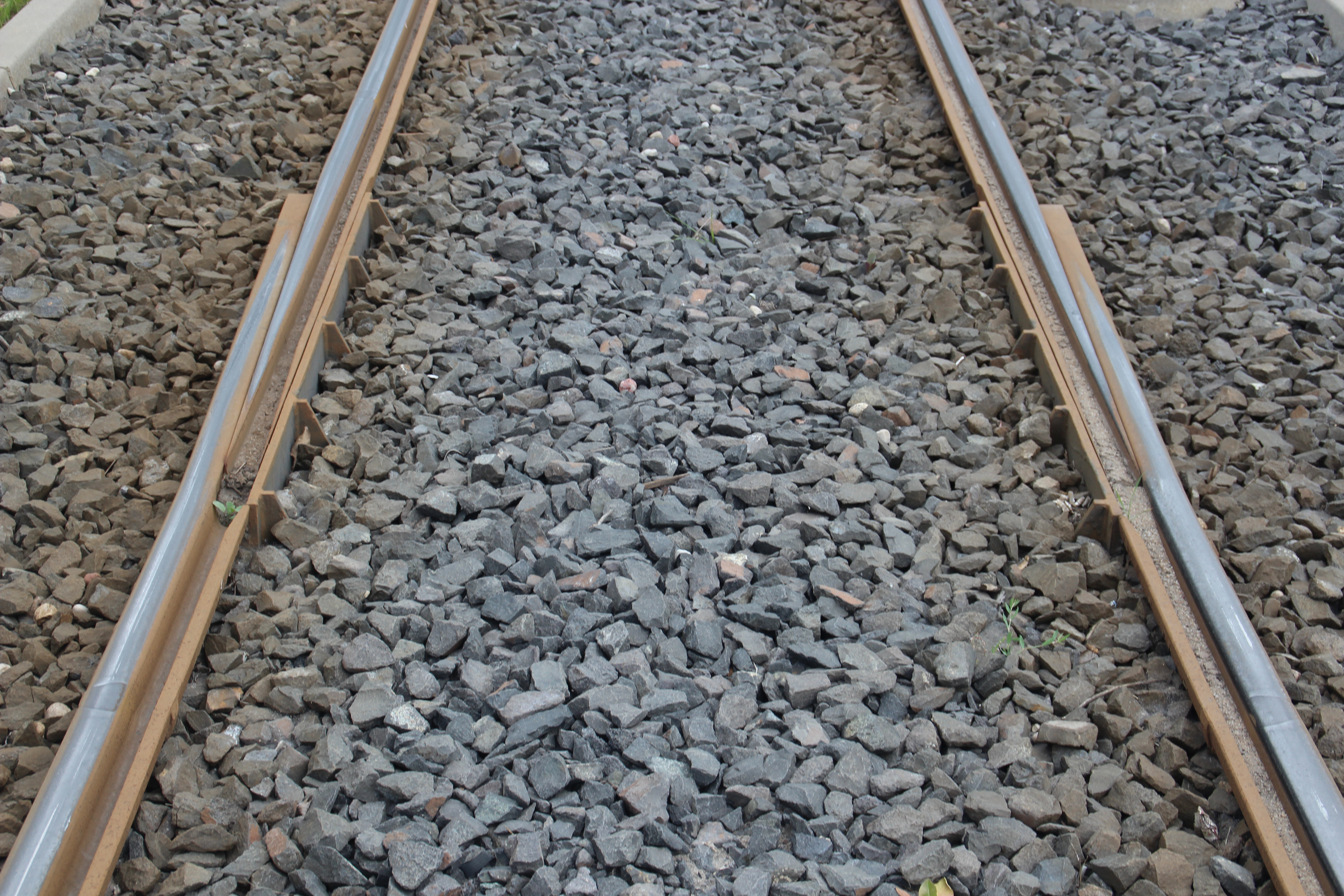 Torowy przyrząd wyrównawczy