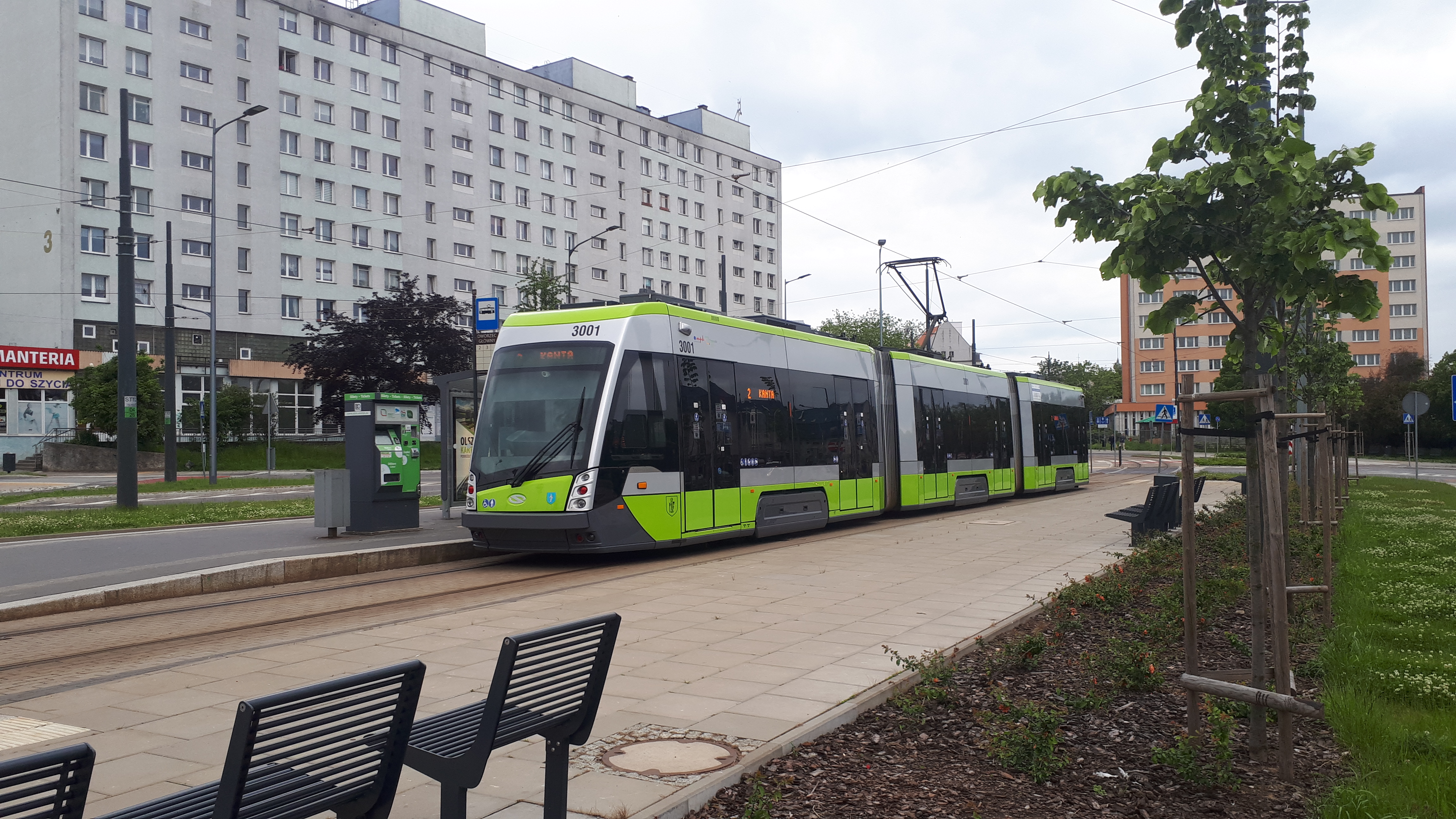 Solaris Tramino S111O #3001 na linii 2 na przystanku początkowym Dworzec Główny (6 czerwca 2020)