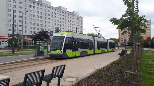 Solaris Tramino S111O #3001 na linii 2 na przystanku początkowym Dworzec Główny (6 czerwca 2020)