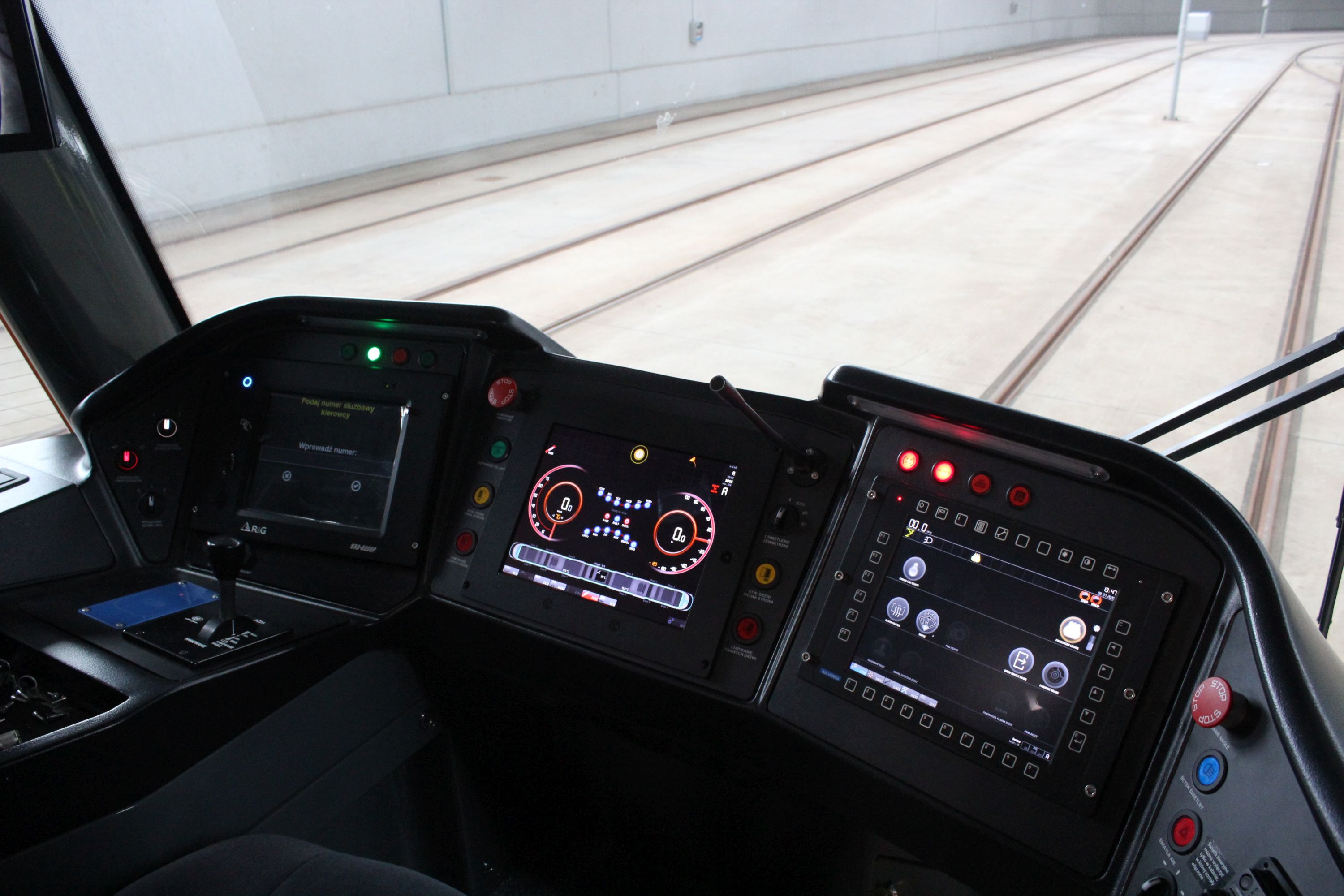 Wnętrze kabiny motorniczego w Durmazlarze Panorama Olsztyn DRP5H05