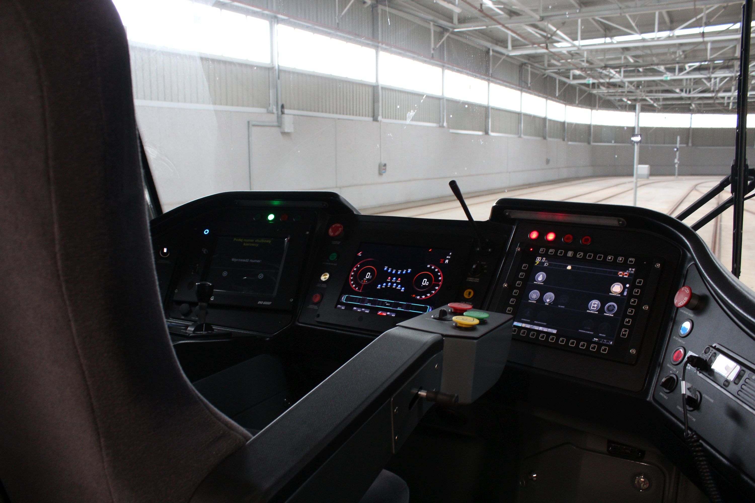 Wnętrze kabiny motorniczego w Durmazlarze Panorama Olsztyn DRP5H05