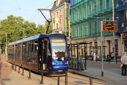 Moderus Beta MF 19 AC #2811 bez przydziału linii na przystanku Opera we Wrocławiu (12 czerwca 2020)