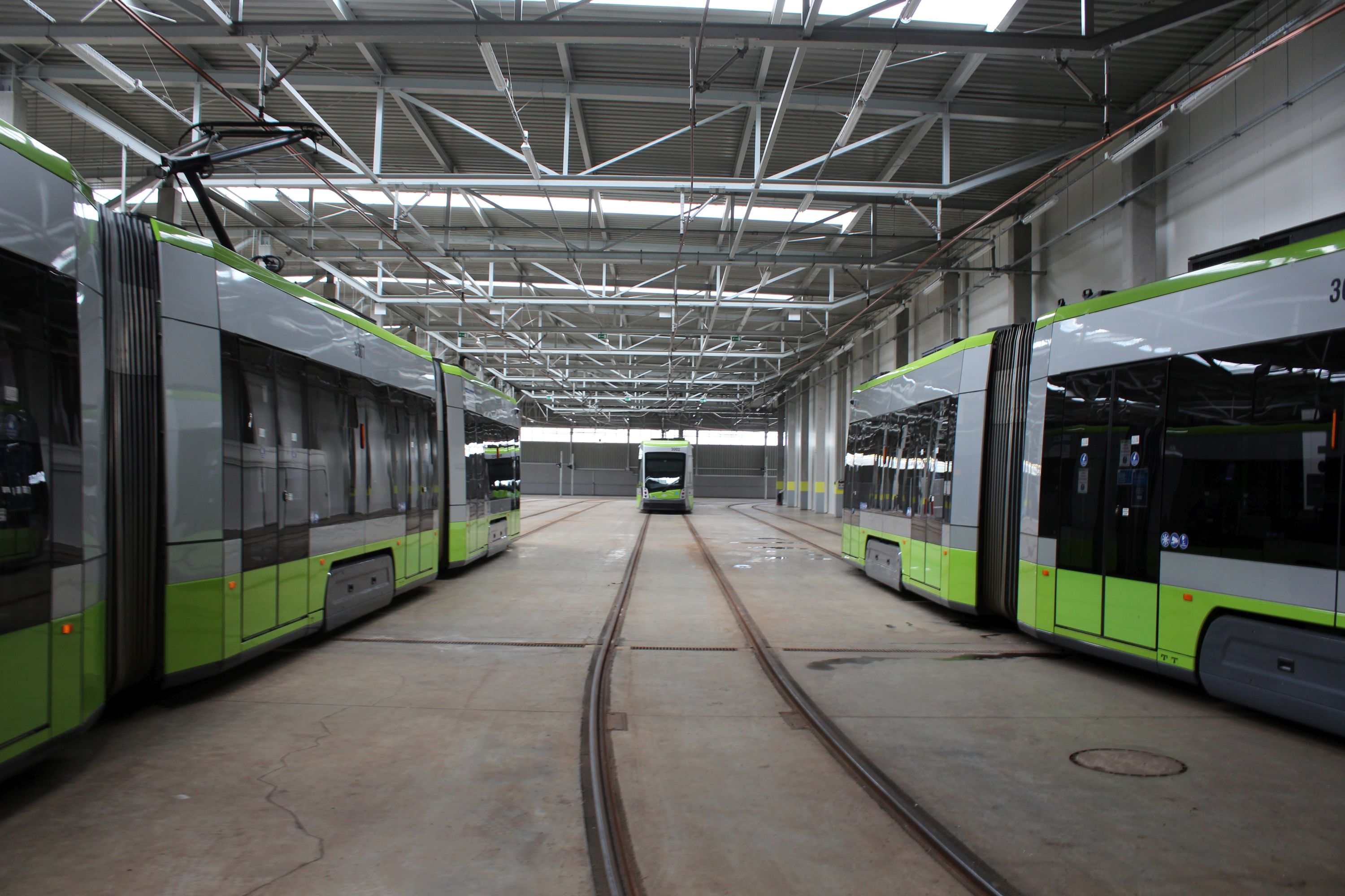 Solarisy Tramino Olsztyn S111O w hali postojowej zajezdni (8 lipca 2020)