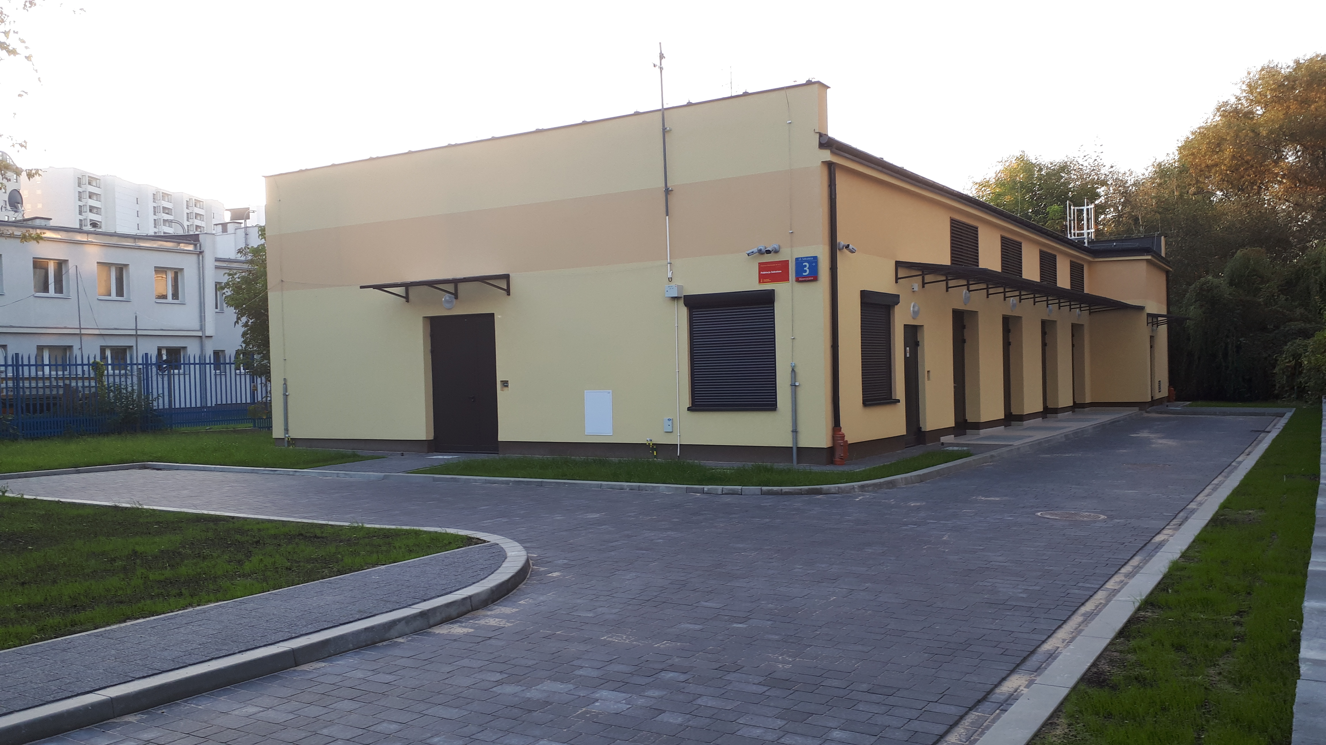 Stacja prostownikowa (podstacja trakcyjna) przy ulicy Sokratesa w Warszawie (8 października 2020)