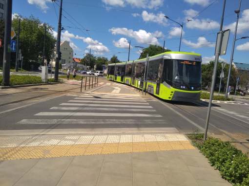 Durmazlar Panorama Olsztyn DRP5H05 #3015 odjeżdża z przystanku początkowego Dworzec Główny w swój pierwszy kurs liniowy - na linii 2 (14 czerwca 2021 11:41)