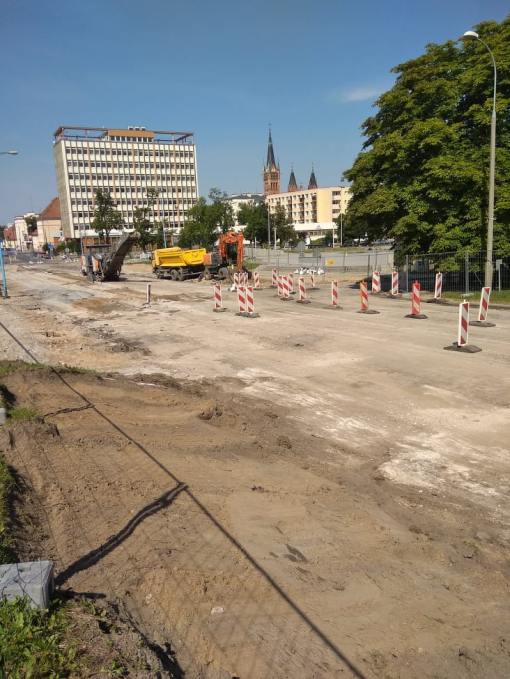 Budowa linii tramwajowej w alei Piłsudskiego, w okolicach skrzyżowania z ulicą Kościńskiego (13 sierpnia 2021)