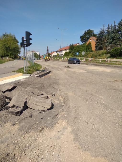 Budowa linii tramwajowej w alei Piłsudskiego, w okolicach skrzyżowania z ulicą Mazowieckiego [wcześniej Obiegową] (13 sierpnia 2021)