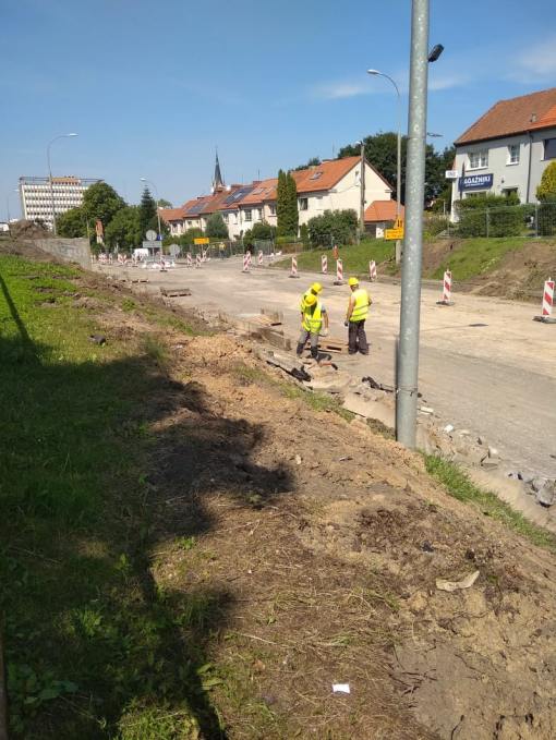 Budowa linii tramwajowej w alei Piłsudskiego, w okolicach skrzyżowania z ulicą Grotha (13 sierpnia 2021)