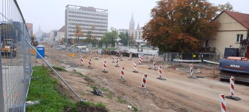 Budowa linii tramwajowej w alei Piłsudskiego, w okolicach skrzyżowania z ulicą Kościńskiego (2 października 2021)