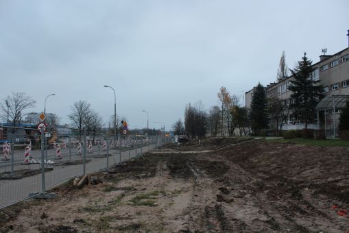 Budowa linii tramwajowej w alei Piłsudskiego, między skrzyżowaniem z ulicami Wyszyńskiego i Leonharda a placem Inwalidów Wojennych (14 listopada 2021)