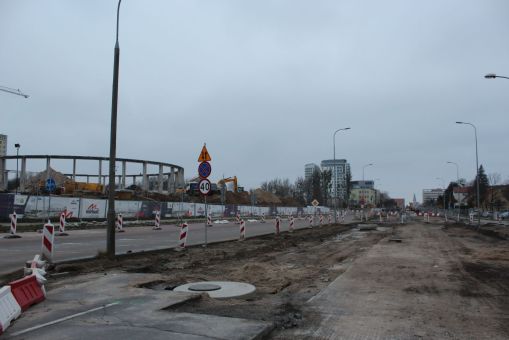 Budowa linii tramwajowej w alei Piłsudskiego, w pobliżu remontowanej hali Urania - po lewej widoczny jej szkielet (14 listopada 2021)