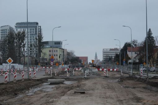 Budowa linii tramwajowej w alei Piłsudskiego, w okolicach skrzyżowania z ulicą Mazowieckiego [wcześniej Obiegową] (14 listopada 2021)