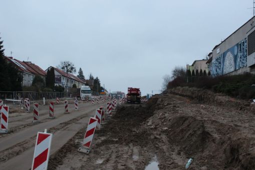 Budowa linii tramwajowej w alei Piłsudskiego, w okolicach skrzyżowania z ulicą Narutowicza (14 listopada 2021)